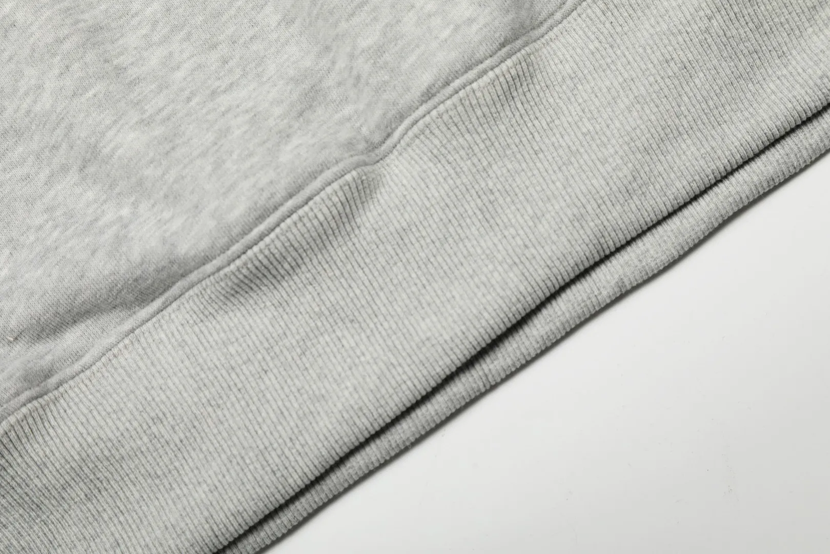P250 Top quality" Style number: T5007# [Ralph Lauren solid color pony embroidered logo thickened velvet hooded sweatshirt] ✅Ralph Lauren classic basic versatile unisex autumn and winter velvet thickened hooded sweatshirt ✅Pure cotton high-gram velvet thickened fabric The upper body is comfortable and warm ✅The version is restored to the original version The maximum size can be worn up to 180 pounds Loose, comfortable and stress-free ✅The upper body is simple and easy to wear ootd must-have. Good-looking clothes are never picky. A must-have in couples’ wardrobes. Size: S-XL. Color: Black, Gray, Navy Khaki.